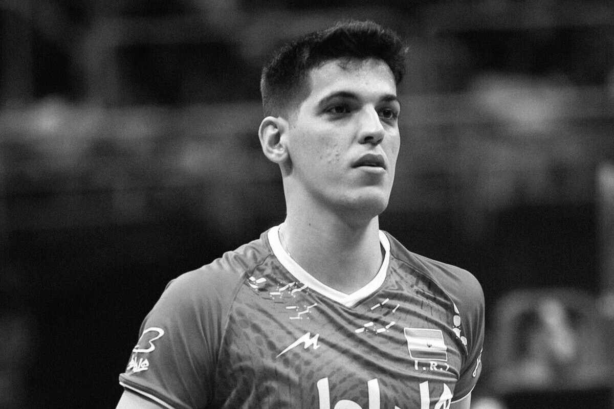 ملی پوشان والیبال با بازوبند مشکی وارد زمین می‌شوند