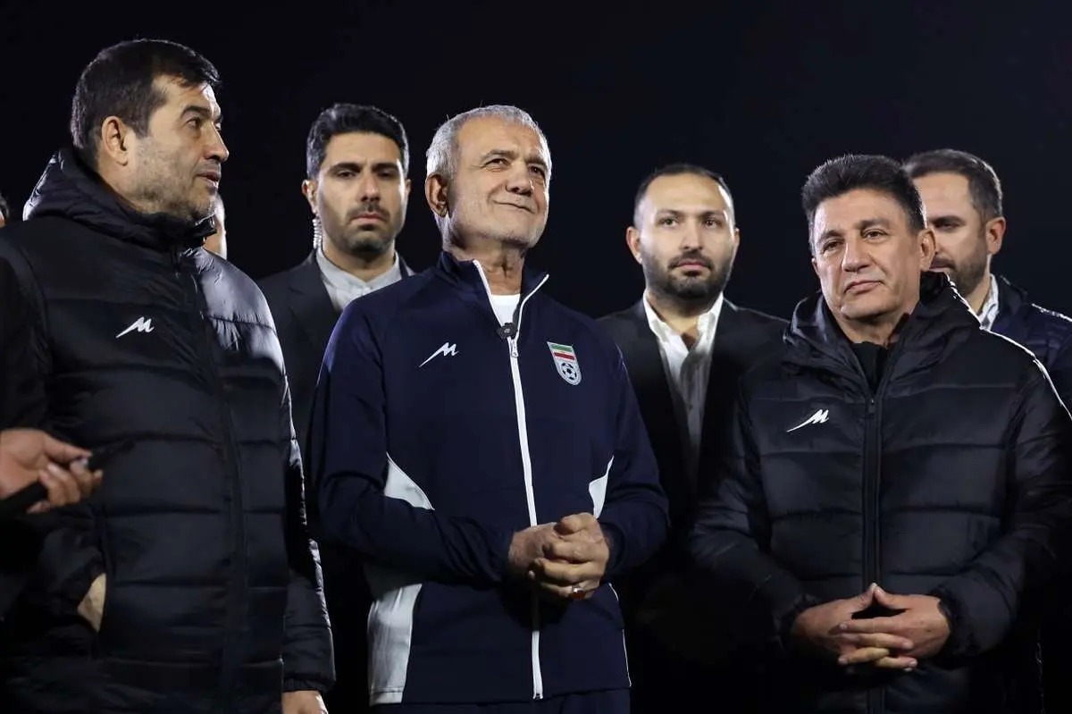 پزشکیان پا به توپ شد