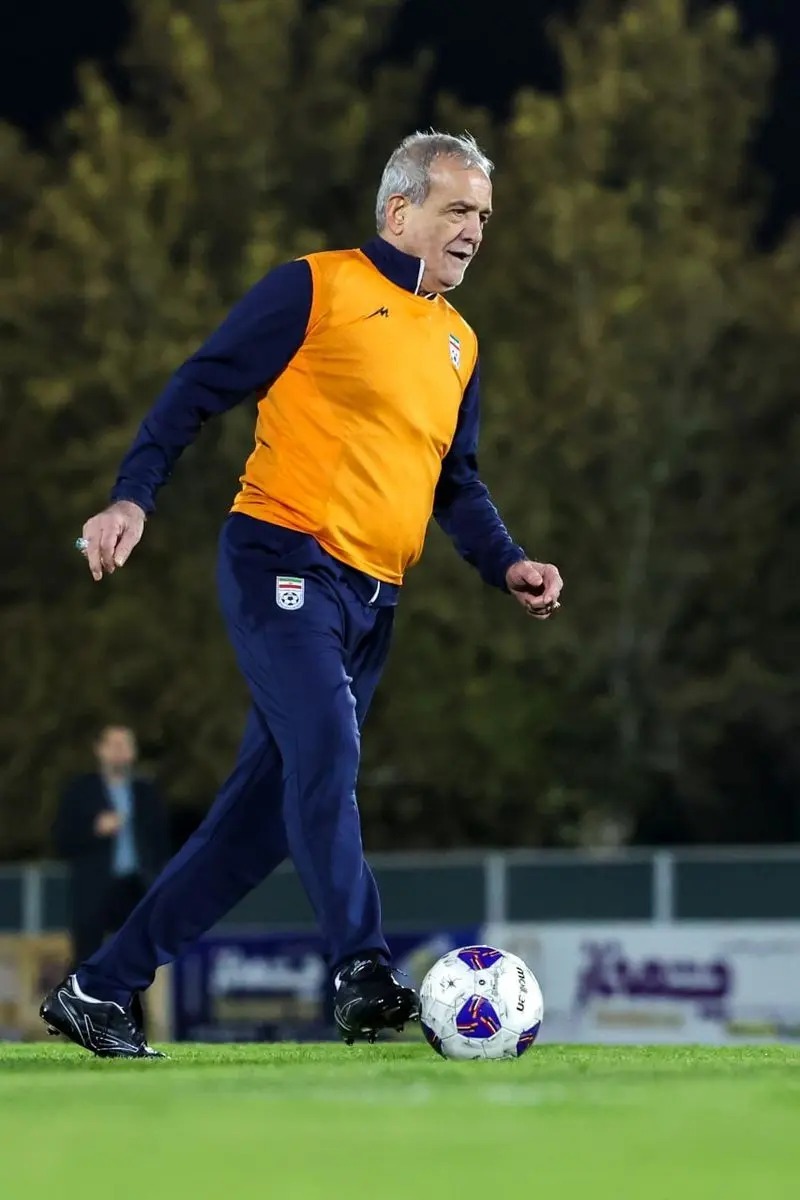 پزشکیان پا به توپ شد