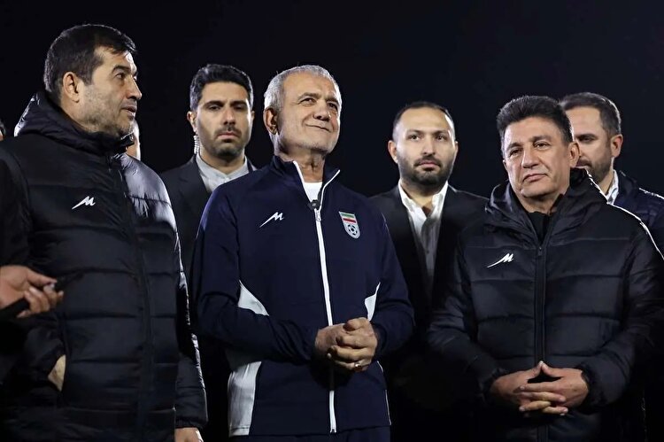 پزشکیان پا به توپ شد