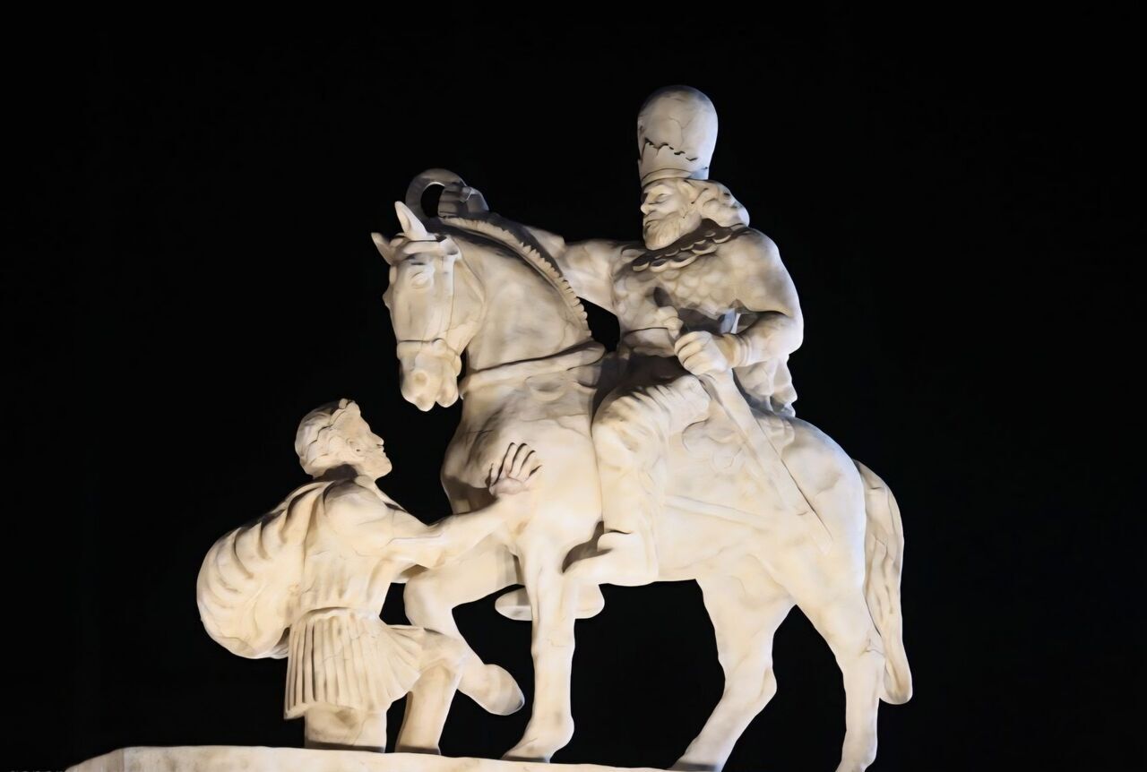 مجسمه والرین در فرودگاه مهرآباد