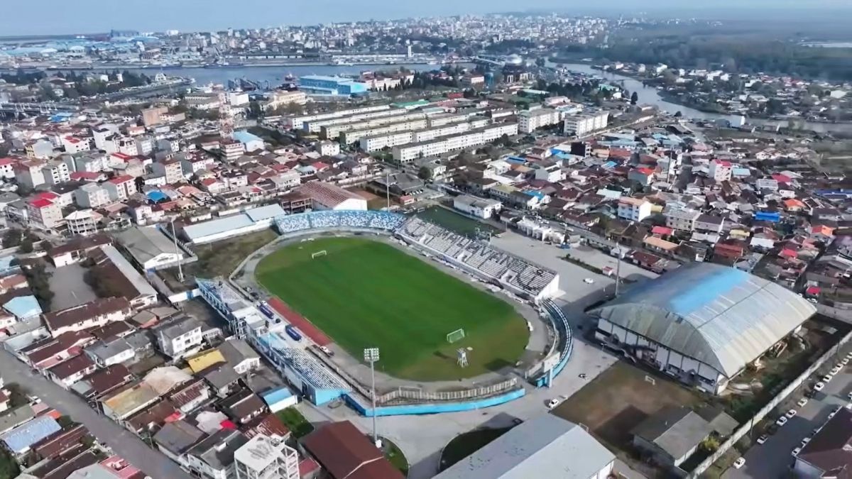 صدای دربی از مرکز ایران می‌آید؛ آشنایی با میزبان دربی ۱۰۶