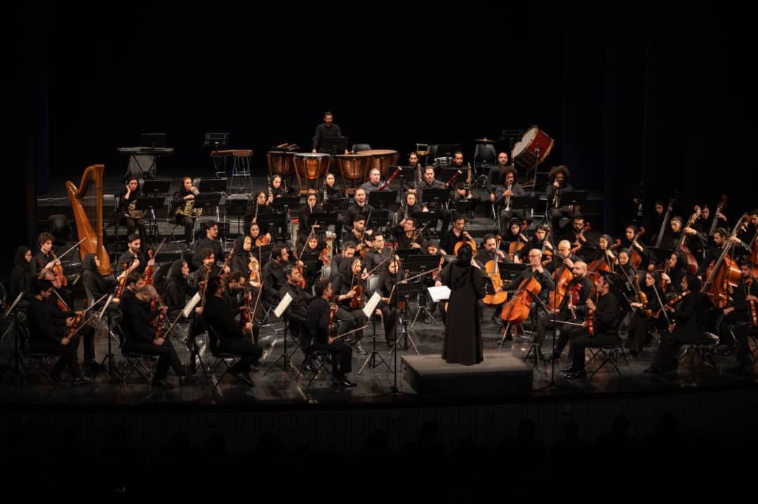 پانیذ یوسفی؛ اولین زن رهبر ارکستر سمفونیک تهران پانیذ یوسفی؛ اولین زن رهبر ارکستر سمفونیک تهران