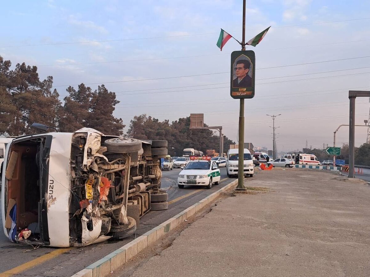 واژگونی مینی‌بوس در صالح‌آباد