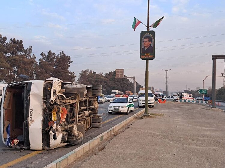 واژگونی مینی‌بوس در صالح‌آباد