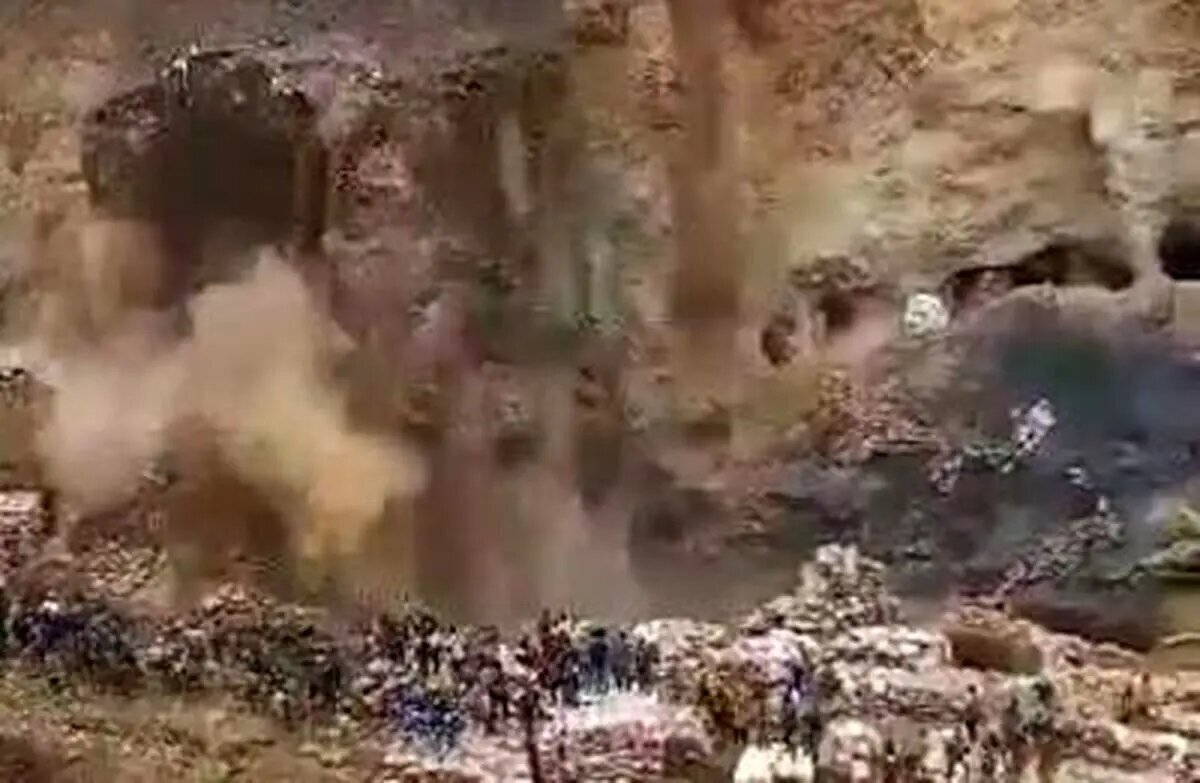 ریزش وحشتناک پل موقت معدن در کنگو+ فیلم