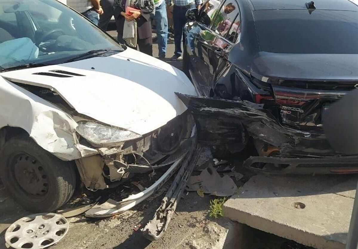 برخورد خاور با 15 خودرو در بلوار سیمون بولیوار تهران