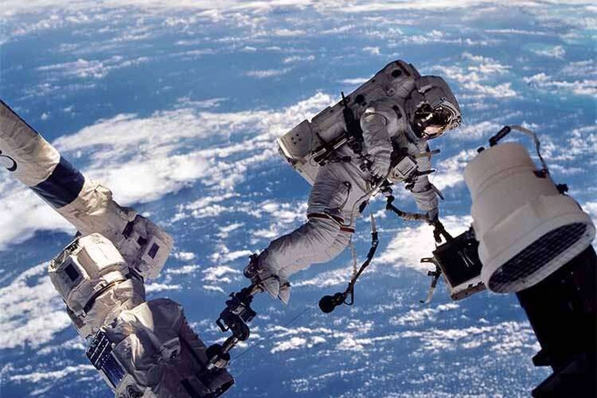 پیاده‌روی روس‌ها در فضا