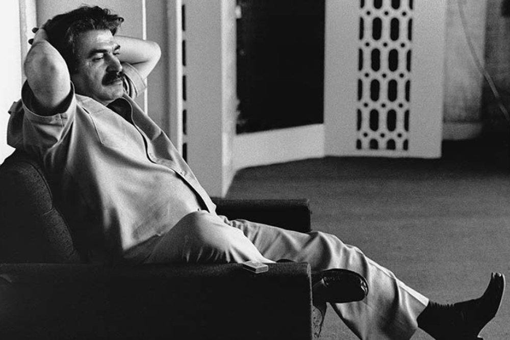 غلامحسین ساعدی در حال اندیشه و استراخت