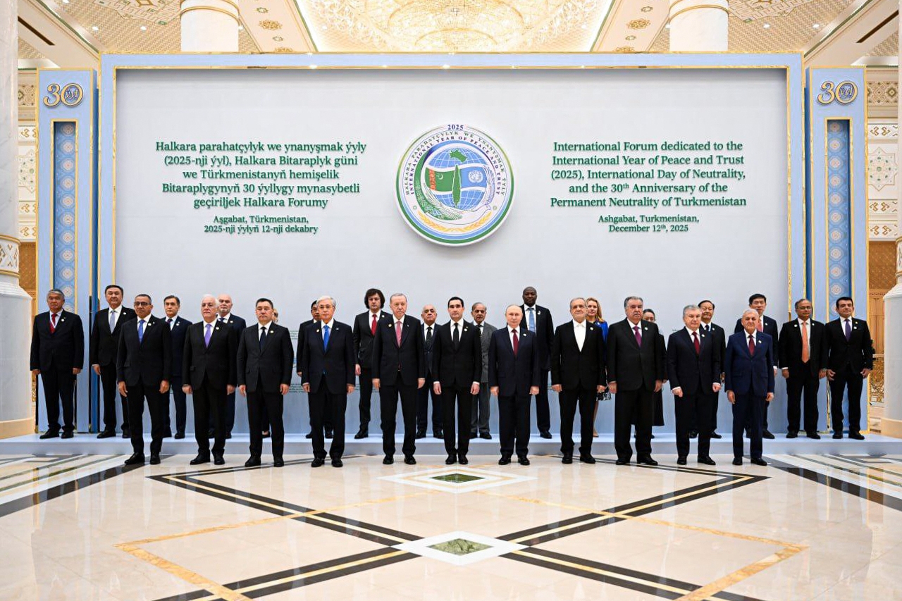 عکس یادگاری سران شرکت کننده در اجلاس کشورهای صلح و اعتماد بین المللی