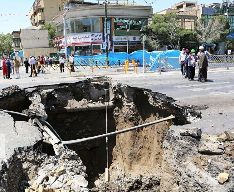 فروریزش زمین در شهرک ولیعصر منطقه ۱۸ تهران؛ تلفات جانی نداشت