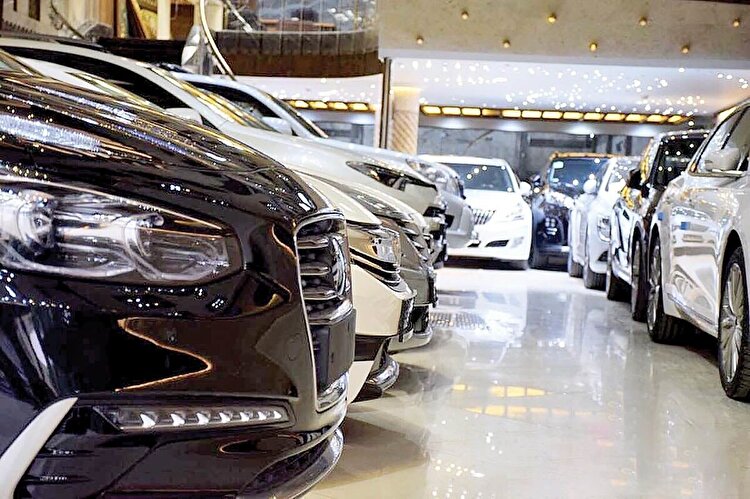 قیمت خودرو در بلاتکلیفی؛ رشد اسمی در سایه جهش دلار