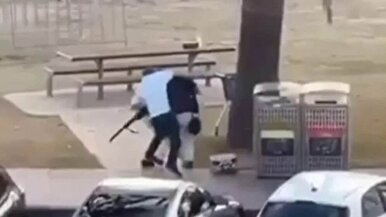 فوری| فیلم درگیری یک مرد و خلع سلاح یکی از مهاجمین حمله تروریستی سیدنی