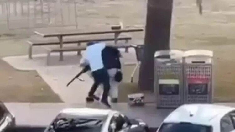 فوری| فیلم درگیری یک مرد و خلع سلاح یکی از مهاجمین حمله تروریستی سیدنی