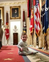 عکس/ ترامپ و نوه کوچکش در کاخ سفید