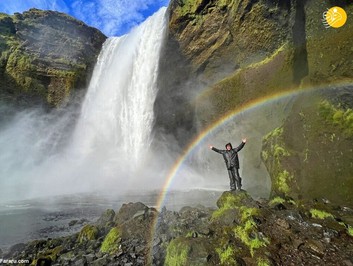 تشکیل رنگین کمان در کنار آبشار اسکوگافوس در ایسلند
