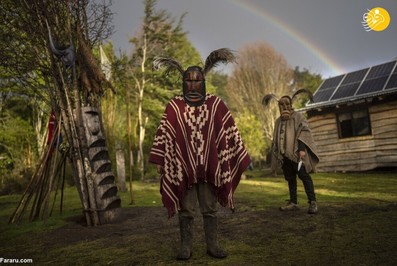 تشکیل رنگین کمان پشت سر مردان ماپوچی در جنوب شیلی
