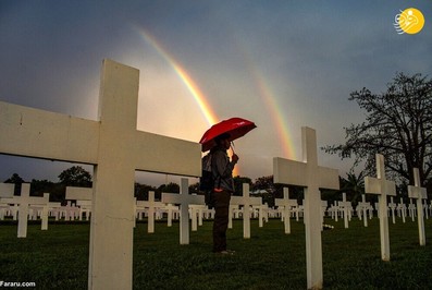 تشکیل رنگین کمان بر فراز گورستان قربانیان جنگ جهانی دوم در باندونگ
