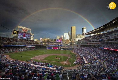 رنگین کمان بر فراز یک ورزشگاه بیسبال در آمریکا
