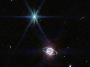 نپتون همچنین مجموعه‌ای از حلقه‌ها را دارد. این تصویری ثبت شده توسط تلسکوپ فضایی جیمز وب از نپتون و حلقه‌های آن است. نپتون دارای ۱۴ قمر شناخته شده است که هفت مورد از آنها در این تصویر قابل مشاهده هستند
