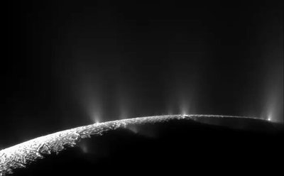 برخی از قمرهای زحل و مشتری نشانه‌های واضحی از اقیانوس‌های زیرسطحی را نشان می‌دهند، جایی که دانشمندان فکر می‌کنند حیات بیگانه می‌تواند وجود داشته باشد. در قمر انسلادوس، توده‌های آب به وضوح از شکاف‌های یخ سطحی عبور می‌کنند.
