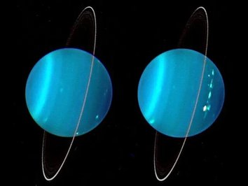 سیارات منظومه شمسی ما حتی از آن چیزی که فکر می‌کنید بسیار جذاب و پیچیده‌تر هستند. زحل تنها سیاره‌ای نیست که حلقه دارد. حلقه های اورانوس را در بالا می‌بینید؟ این تصویر مادون قرمز از اورانوس طی دو روز در ژوئیه سال ۲۰۰۴ ثبت شده است
