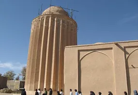روش کار جالب ساعت خورشیدی ۹۰۰ ساله در ایران + فیلم