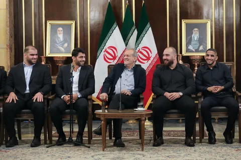 پزشکیان در جمع قهرمانان کشتی: تسلیم‌شدن در وجود ما نیست