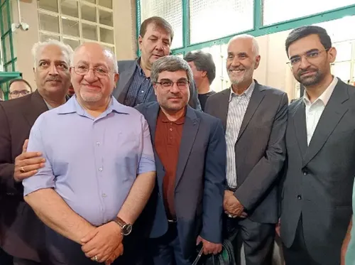 حضور آذری&zwnj;جهرمی و جمعی از اصلاح&zwnj;طلبان در حسینیه جماران
