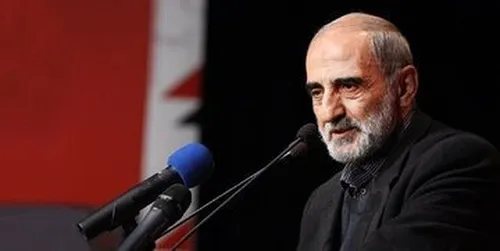 شریعتمداری: کفش دزد را امام جماعت نکنید