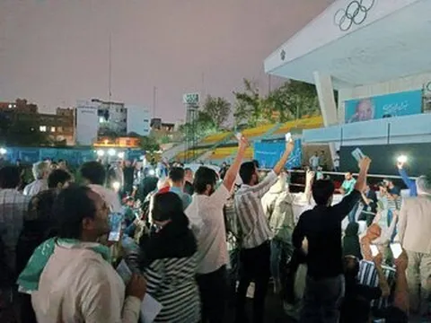 ورزشگاه حیدرنیا به روی هواداران پزشکیان باز شد