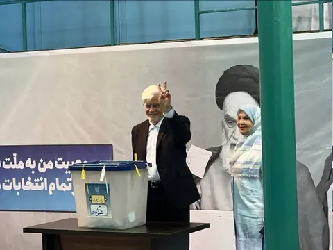محمدرضا عارف با همسرش آمد: رأی ندادن به معنای رأی دادن به نظر مخالف است