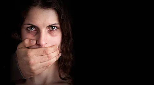 حل مساله “خشونت علیه زنان” با پوشیدن کفش پاشنه بلند! + فیلم