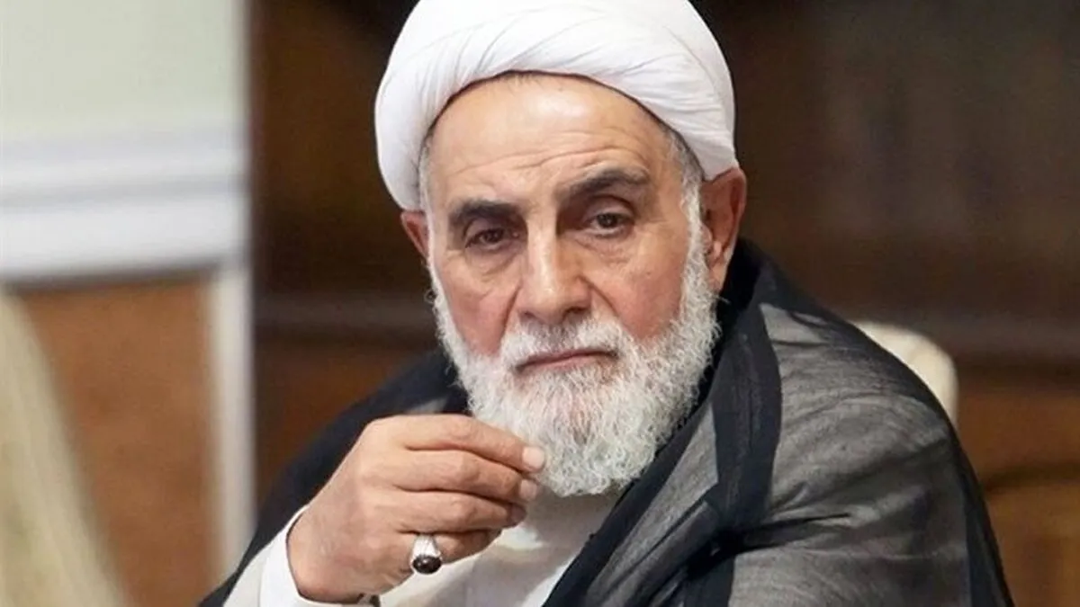 عکسی متفاوت از ناطق نوری بر مزار شجریان