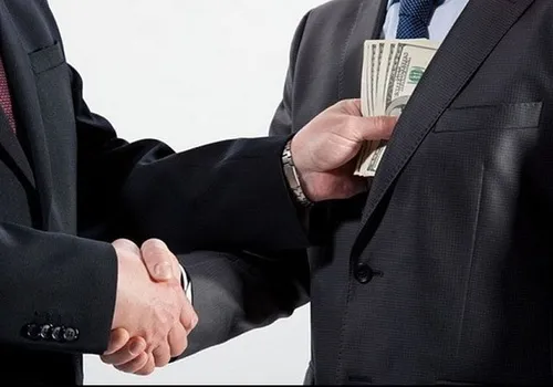 اختلاس احساس مالباختگی را به مردم می&zwnj;دهدو شامل جرم تشویش اذهان عمومی است