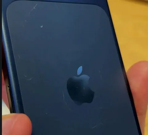 دلیل خط و خش روی بدنه آیفون ۱۷ پرو