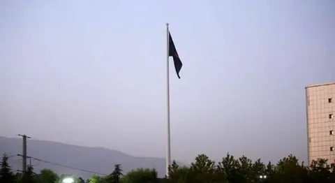 اهتزاز بزرگترین پرچم حسینی کشور در تهران