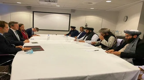 گریه دختر افغان برای ورود به مدرسه