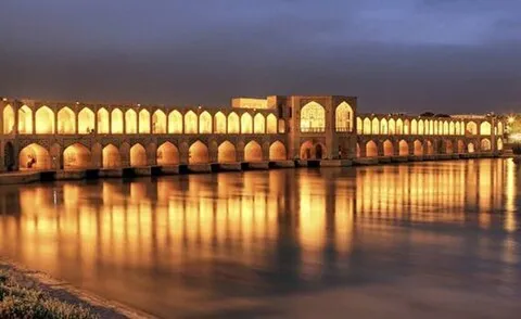 خوابیدن عجیب و خنده‌دار یک اصفهانی در زاینده‌رود+ فیلم