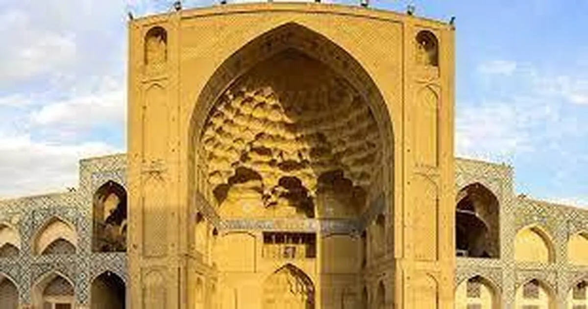 قطار شهری اصفهان جان مسجد عتیق را به لرزه می‌اندازد