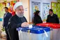 شوخی حسن روحانی با ۲ جوان در شعبه اخذ رأی