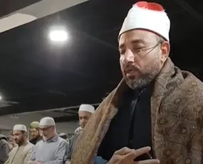 استفاده از موبایل توسط امام جماعت وسط نماز!
