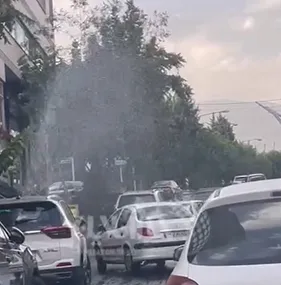 ویدئو | ترکیدن لوله آب در ابتدا اتوبان حقانی؛ استفاده مردم از کارواش رایگان!