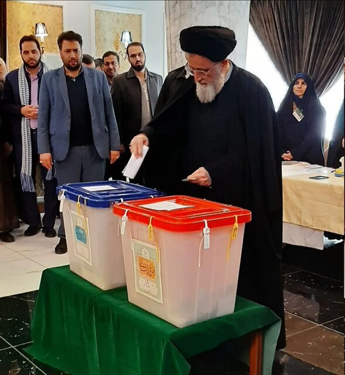 آیت‌الله مدرسی یزدی رای خود را به صندوق‌های رای انداخت