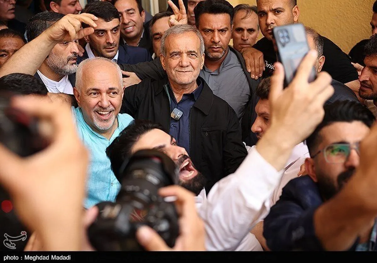پزشکیان در میان جمعیت گم شد