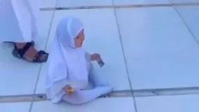 طواف جالب یک کودک در کنار خانه خدا + فیلم
