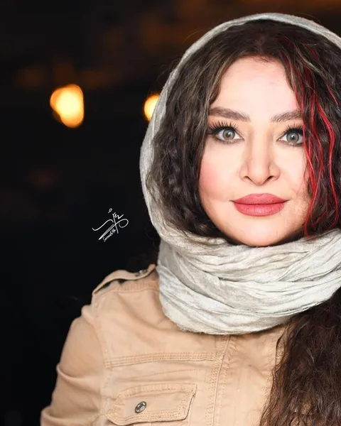 خانم بازیگر با تیپ مردانه و مو‌های سرخ!