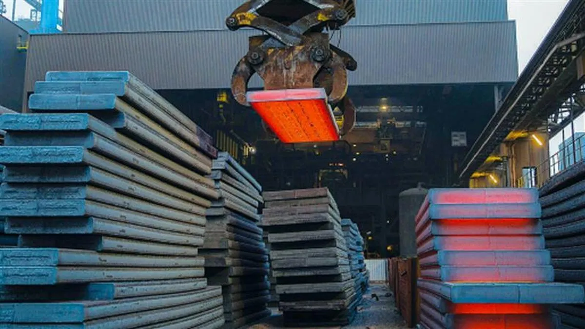 ثبت ركورد حمل اسلب از انبارهای بیرونی ناحیه فولادسازی به نورد گرم