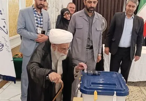 آیت&zwnj;الله جنتی رای خود را به صندوق انداخت