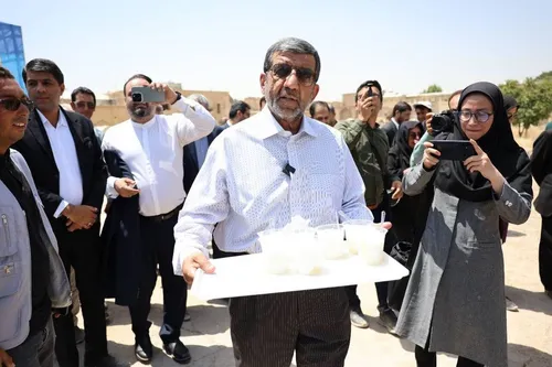 عذرخواهی ضرغامی از خبرنگاران با فالوده شیرازی